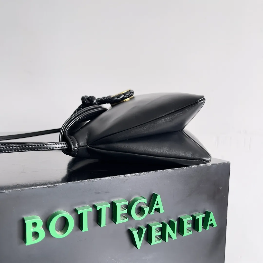Batch 1520 Inspired by the 1970s, the Bottega Veneta women's logo shoulder bag has a smooth leather surface that brings a clean and handsome feel, just like the neatness and tenacity of a working woman. The front buckle has high-quality hardware pendant body, the overall retro elegance, and the excellent leather feels soft. This Bottega Veneta series can be described as beautiful, weakening the complexity of the outfit, not competing for it, and only using the best quality to interpret itself. Style number: 806030 (small size) Size: 27*16*6cm